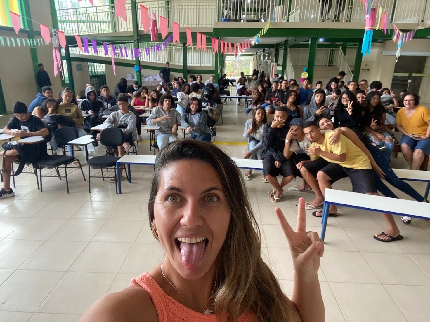 Loreny Caetano com jovens