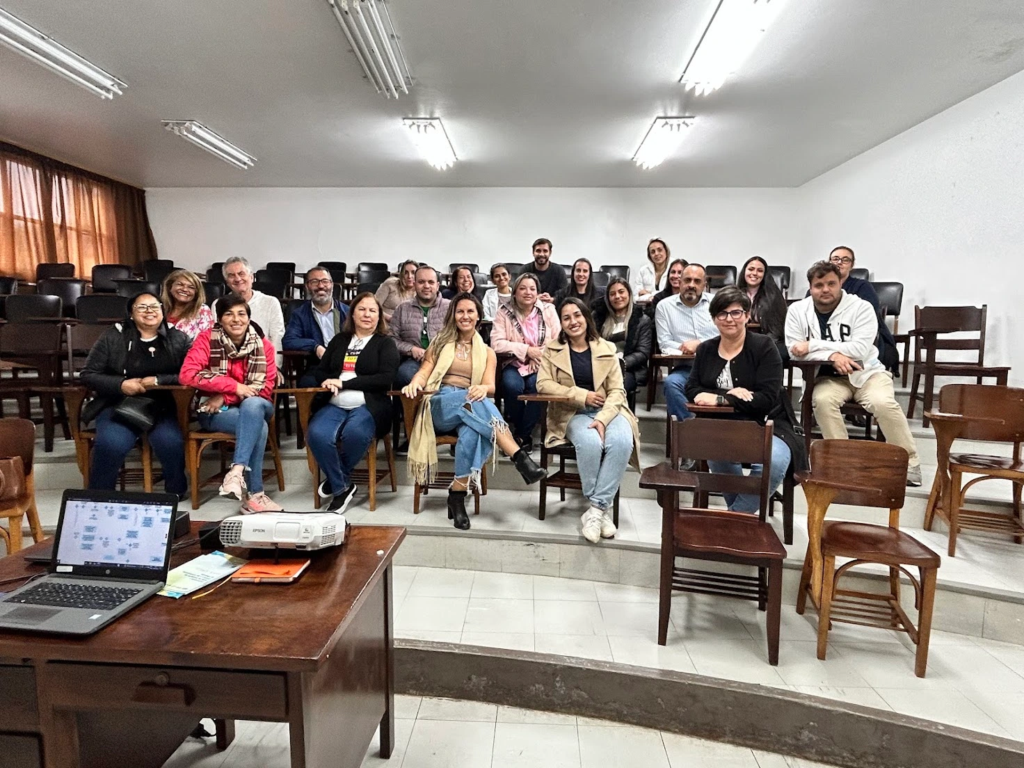 Loreny Caetano em reunião com a comunidade